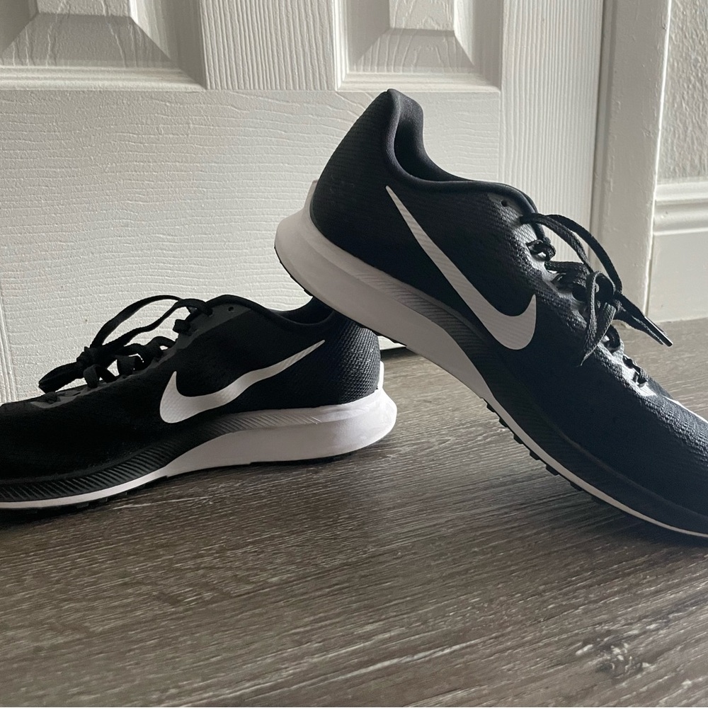 Nike Women Pegasus Black and White Athletic Shoes - size 10